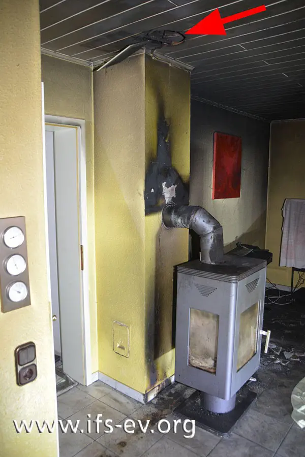 Über dem Kaminofen befindet sich in der Decke eine Durchführung für ein Wärmeleitrohr.