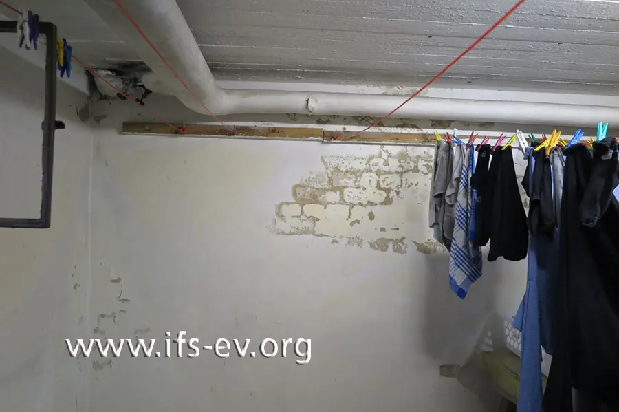 Im Keller hat sich großflächig die Farbe von der Wand gelöst.