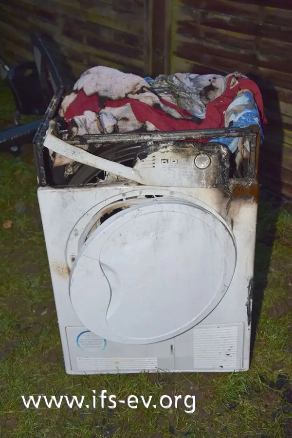 Beim Löscheinsatz wurde der Wäschetrockner von der Feuerwehr in den Garten gebracht.