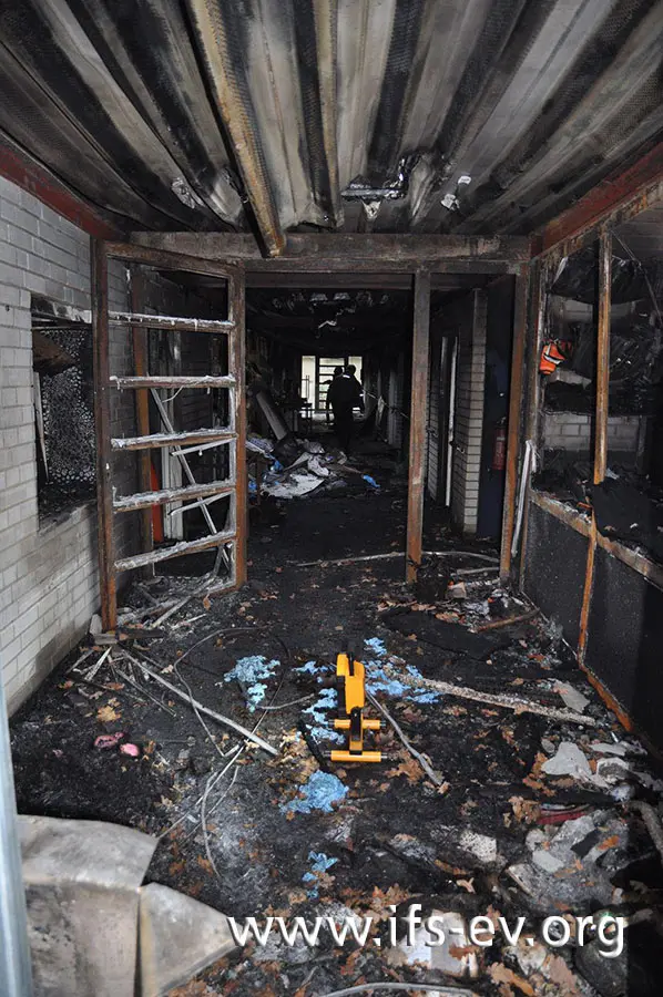 Blick von der Eingangstür in den Brandschwerpunkt im Flur