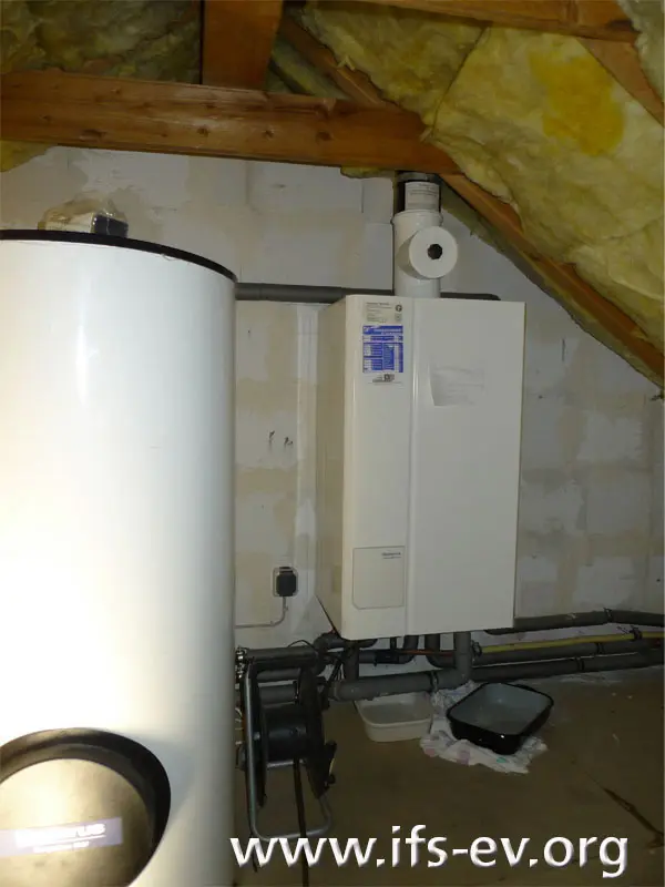 Die Heizungsanlage auf dem Dachboden: Links befindet sich der Warmwasserspeicher, hinten die Gastherme.