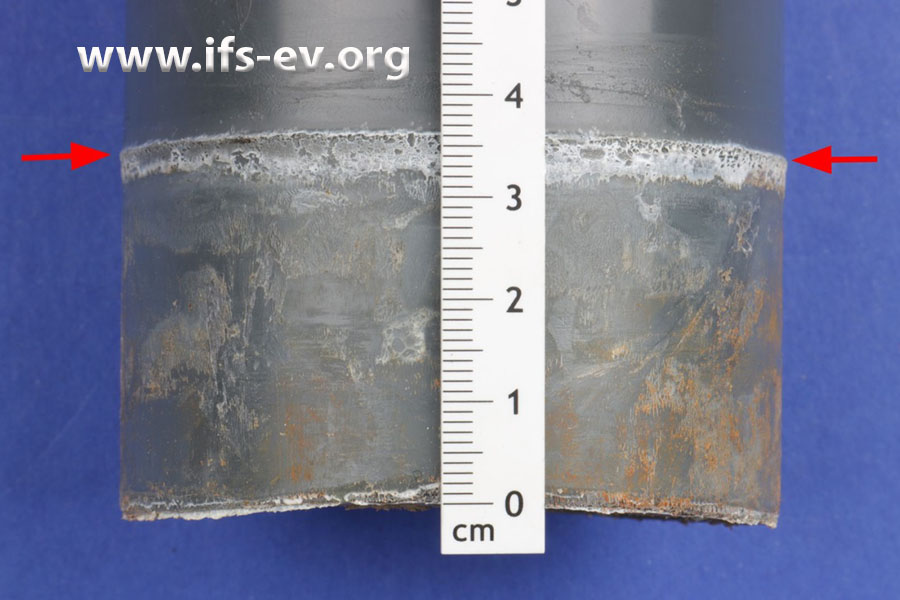 Der Klebstoffrand zeigt die Einschubtiefe und liegt etwa 3,5 cm vom Rohrende entfernt. Die Länge der Anschrägung am Rohrende ist deutlich kürzer als die vom Hersteller geforderten 5 mm.