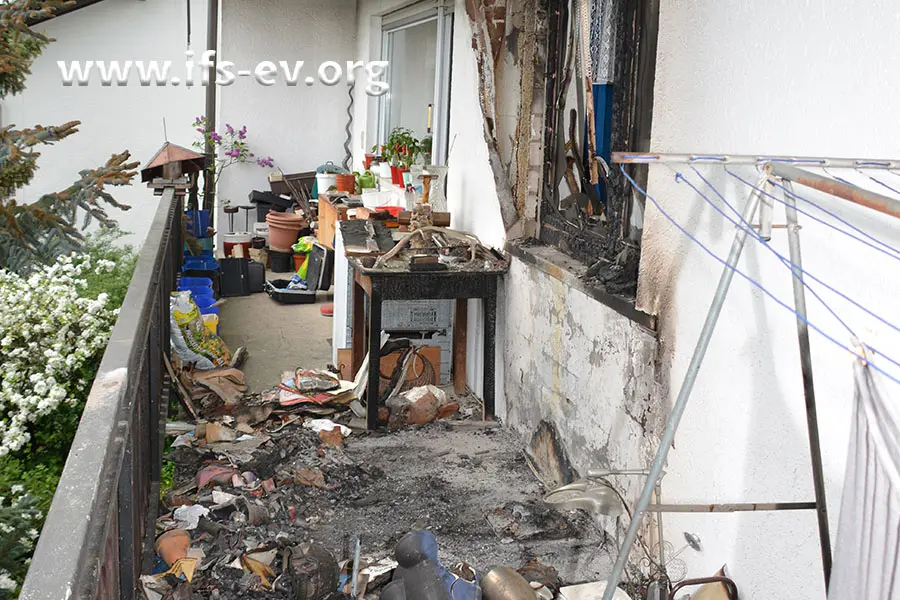 Der Brandbereich liegt vor dem Fenster zum Balkon.