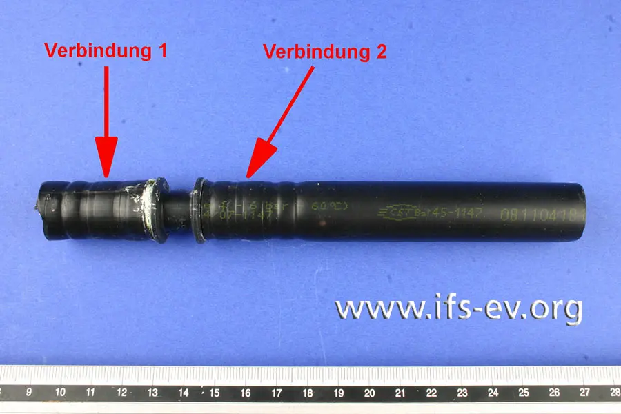 Der betroffene Leitungsabschnitt mit zwei Pressverbindungen wird im Labor untersucht.