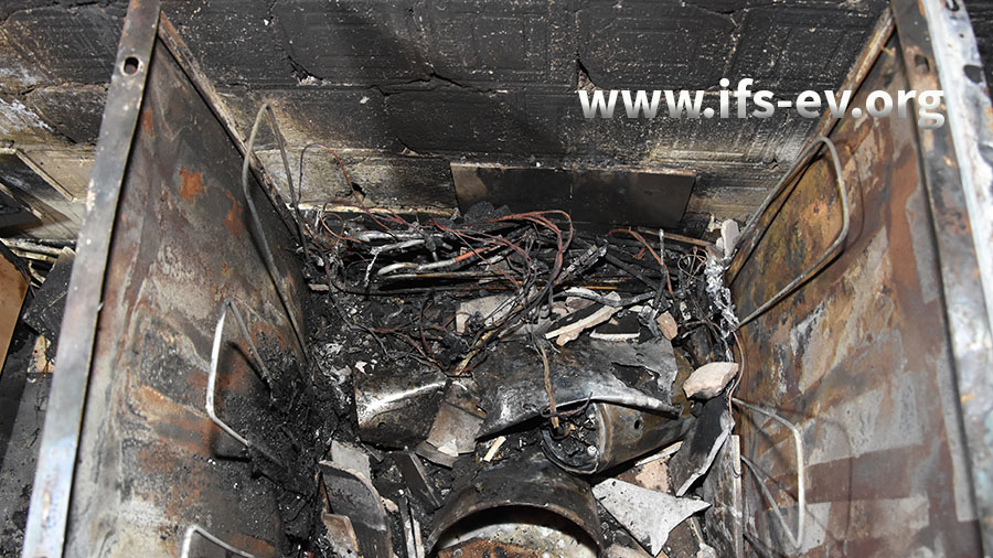 Beispielfoto: Im Brandversuchshaus des IFS wird eine Steckdosenleiste überlastet, an die ein Wasserkocher und ein Toaster angeschlossen sind.