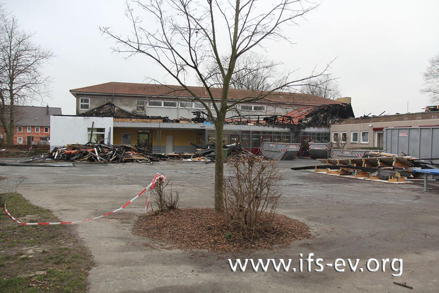 Blick vom Schulhof auf das Gebäude: Der Dachstuhl des eingeschossigen Teils wurde zerstört.