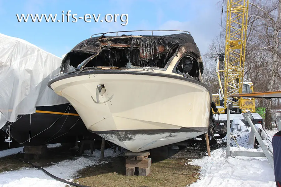 Der Bug der Motoryacht ist noch relativ gut erhalten.
