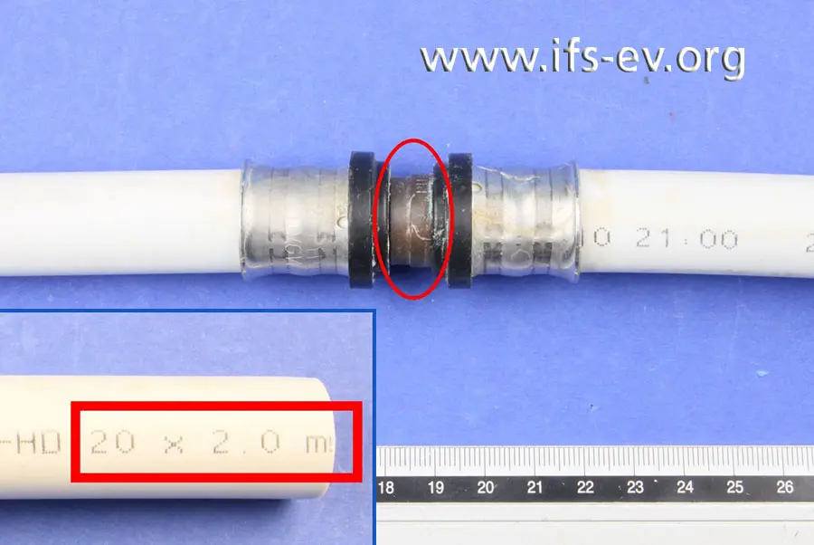 An der linken Presshülse der Verbindung ist es zur Leckage gekommen. Wir haben den hier sichtbaren Teil des Messing-Fittings und auf dem kleinen Bild die Dimensionen der verwendeten Rohre markiert.