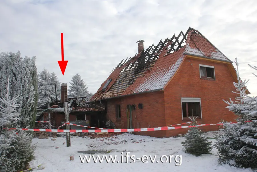 Das Feuer ist im Anbau entstanden (Pfeil) und hat dann auf das Wohnhaus übergegriffen.