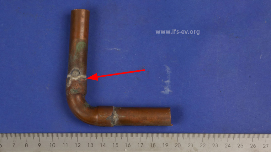 Das Kupferrohr aus der Heizungsleitung wurde mehrere Millimeter aus dem Fitting gedrückt.