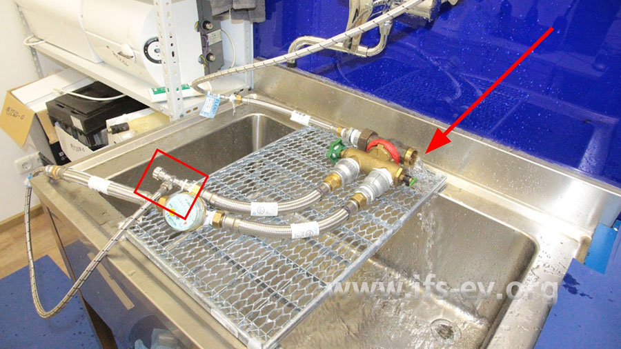 Beim Test im Labor tritt aus dem Anschlussmodul vom Typ E Wasser aus (Pfeil). Hierdurch wurde der Aquastopp in der Enthärtungsanlage umgangen.