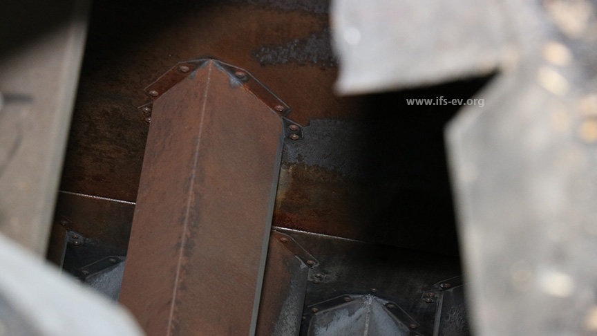 Blick von oben in das  aufgeschnittene Gehäuse des Trockners hinunter auf die „Dächer“ in der Trocknungssäule.
