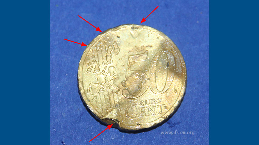 Die gut gewaschene Münze zeigt zahlreiche Schlagmarken.