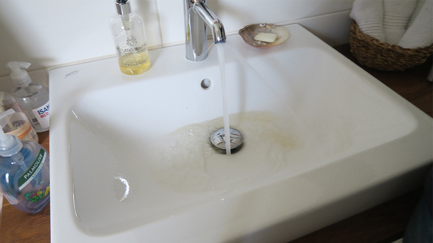 Auch an einer Waschtischarmatur im Badezimmer kommt bräunlich verfärbtes Wasser aus der Leitung.