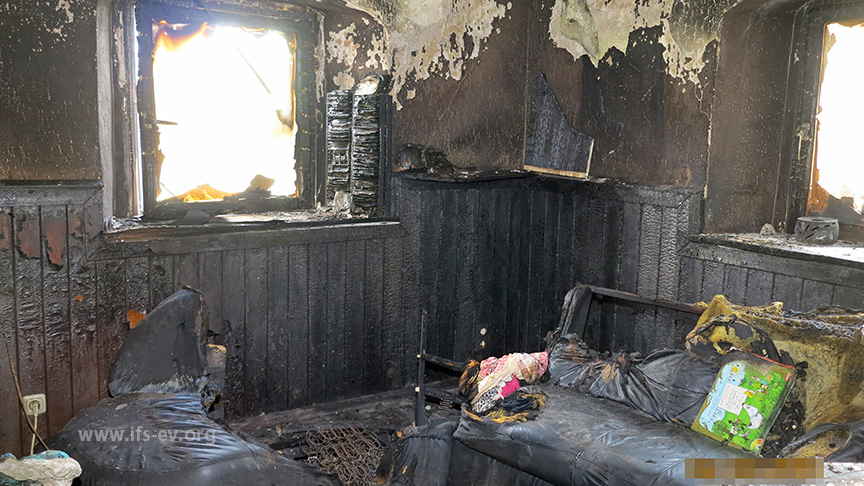Der Brand im Wohnzimmer (links) hat ein relativ kleines Ausmaß.