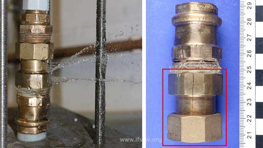 Aus der Doppelverschraubung, die auf dem Bild rechts markiert ist, tritt bei der Dichtigkeitsprüfung im Labor Wasser aus.