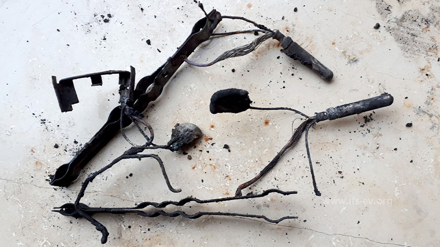 Die Überreste der Steckdosenleiste mit dem zerstörten VDR (Bildmitte)