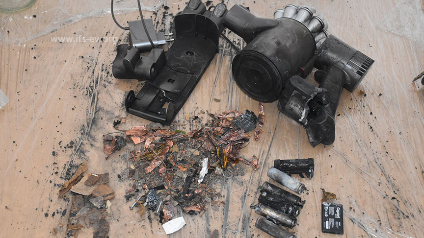 Die Überreste eines brandbetroffenen Akkustaubsaugers von Dyson.